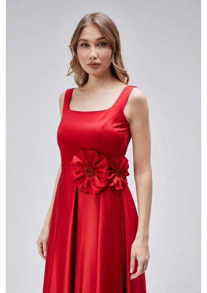 Kadın Abiye ve Mezuniyet Elbiseleri Çiçek Detaylı Kare Yaka Pileli Saten Abiye Elbise