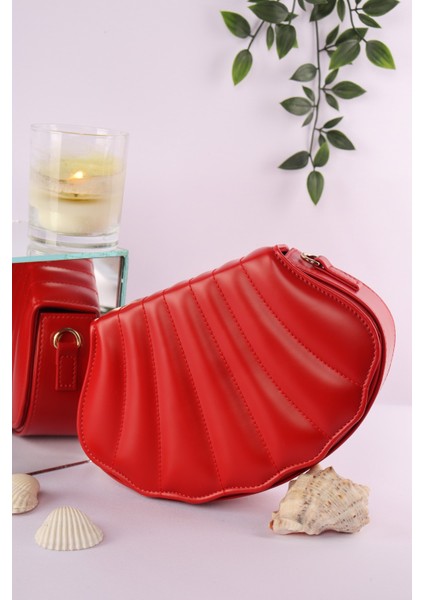 Zara Kadın Zincir Askılı İstiridye Çanta Şık ve Fonksiyonel 14 cm Yükseklik 21 cm Genişlik fiyatları