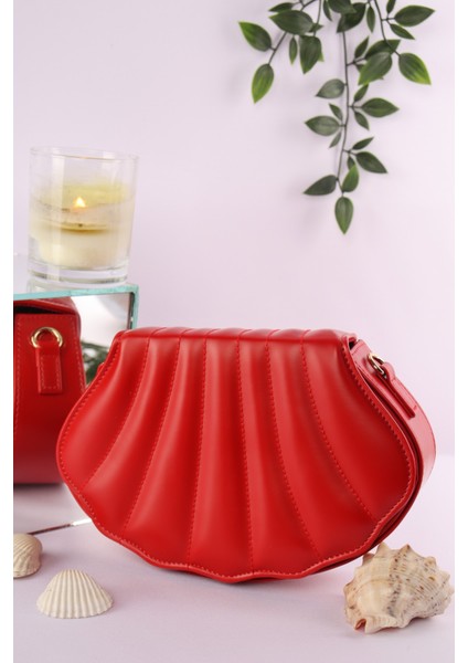 Zara Kadın Zincir Askılı İstiridye Çanta Şık ve Fonksiyonel 14 cm Yükseklik 21 cm Genişlik modelleri