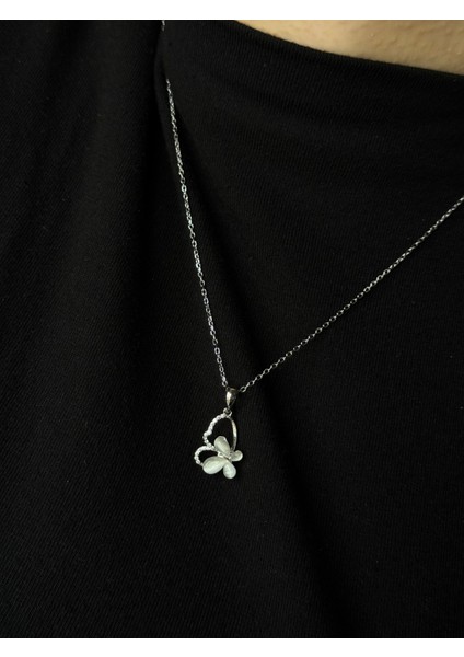 925 Ayar Gümüş Hareketli Dönen Kelebek Detaylı Kolye