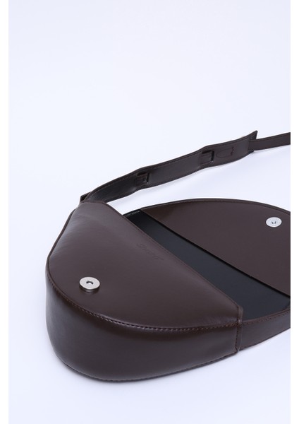 Kahve Rengi SHK154 Suni Deri Asimetrik Çıtçıtlı Tek Bölmeli Astarlı Kol ve Omuz Çantası