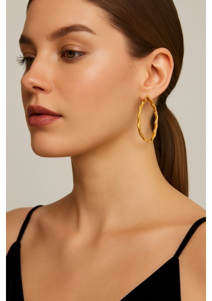 Gold Edge Halka Küpe – Işıltılı Geometrik Dokunuş