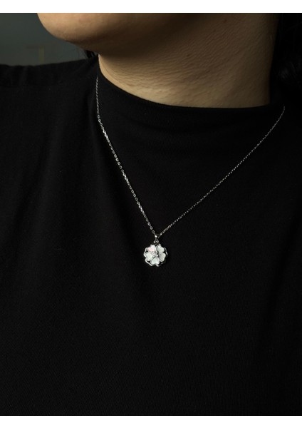 925 Ayar Gümüş Hareketli Dönen Çiçek Figürlü Sedefli Sakura Kolye modelleri