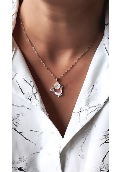 Pembe Hilal Figürlü Beyaz Çiçek Çelik Kolye fiyatları