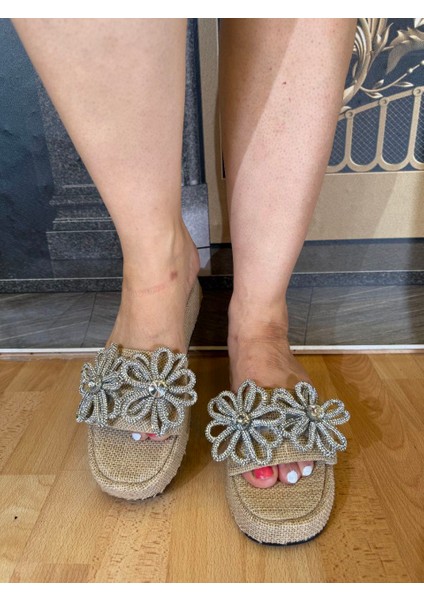 Sandalet Kadın Hasır Yazlık Çiçek Detayları Parlak Taşlı Doğal Hasır Topuk Rahat ve Şık