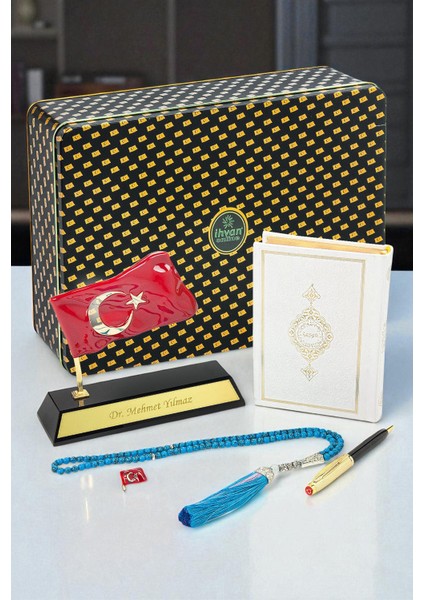 Kişiye Özel Ofis Masaüstü Türk Bayraklı Isimlik, Kuranı Kerim, Kalem, Rozet ve Tesbih Kurumsal Hediyelik Set