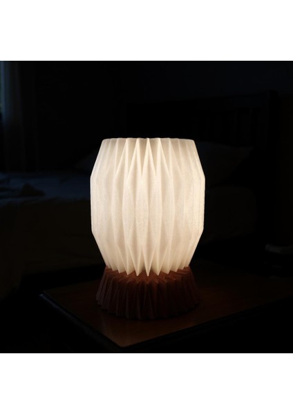 Vela El Yapımı Masa Lambası - Prizmatik Tasarımlı Beyaz Şapka & Reçine Taban fırsatları