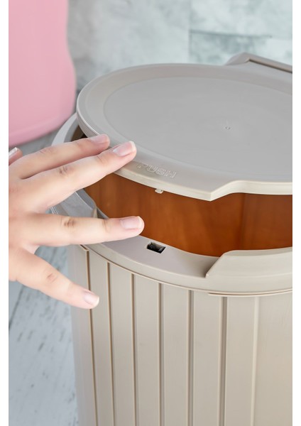 Şık Siyah Pedallı Çöp Kovası, Pratik ve Hızlı Kullanım Için Tasarlandı modelleri