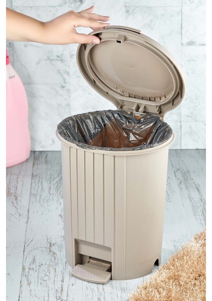 Şık Siyah Pedallı Çöp Kovası, Pratik ve Hızlı Kullanım Için Tasarlandı