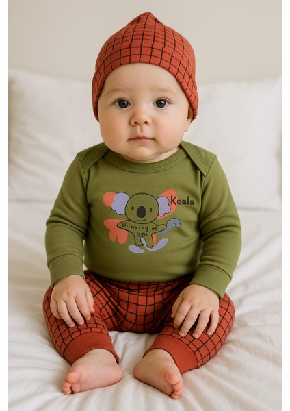 Koala Baskılı 3'lü Bebek Takımı – Zeytin Yeşili Badi & Kiremit Ekoseli Alt & Şapka