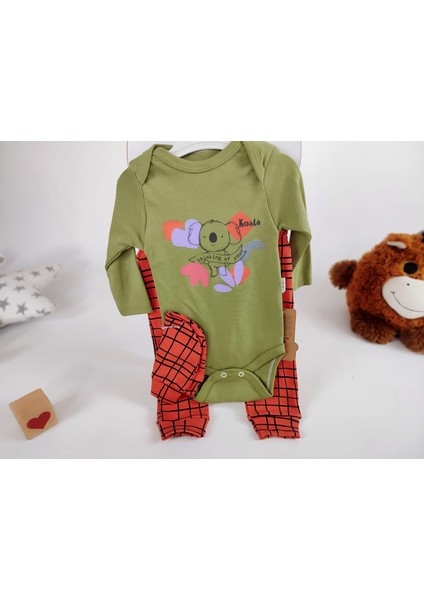 Koala Baskılı 3'lü Bebek Takımı – Zeytin Yeşili Badi & Kiremit Ekoseli Alt & Şapka fiyatları