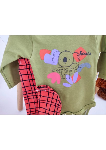 Koala Baskılı 3'lü Bebek Takımı – Zeytin Yeşili Badi & Kiremit Ekoseli Alt & Şapka modelleri