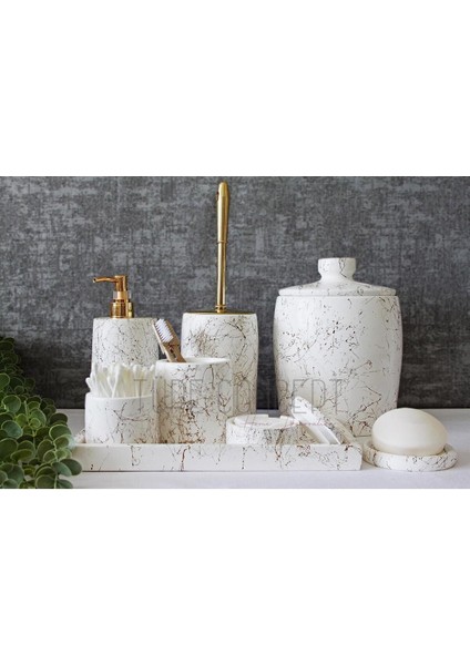 Şık ve Detaylı Altın Tonlarında Banyo Seti, Lüks ve Zarif Tasarım.