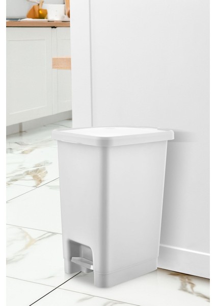 Şık ve Pratik 15 Litrelik Beyaz Pedallı Çöp Kutusu