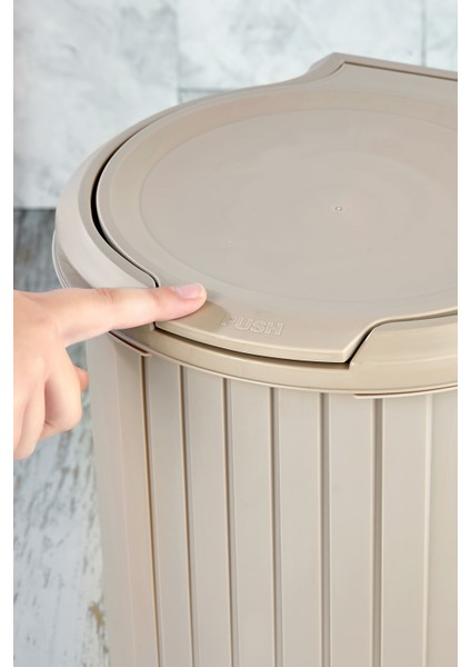 Siyah Bas Aç Mekanizmalı Pedallı Çöp Kovası, Pratik ve Şık Tasarım indirimleri