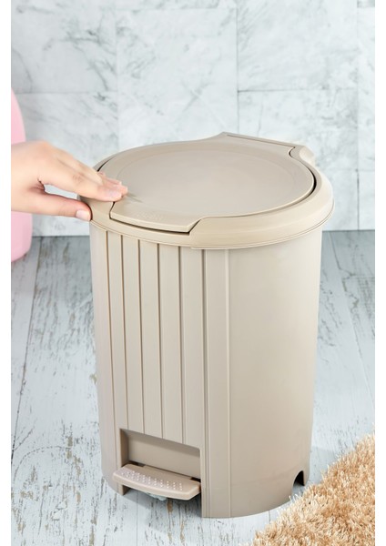 Siyah Bas Aç Mekanizmalı Pedallı Çöp Kovası, Pratik ve Şık Tasarım