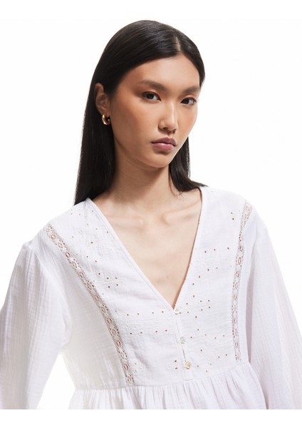 Pamuklu Bol Kalıp Nakış Detaylı V Yaka Fistolu Müslin Bluz