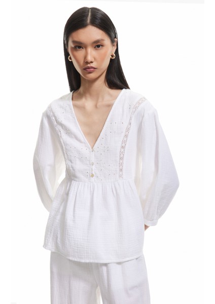 Pamuklu Bol Kalıp Nakış Detaylı V Yaka Fistolu Müslin Bluz fiyatları