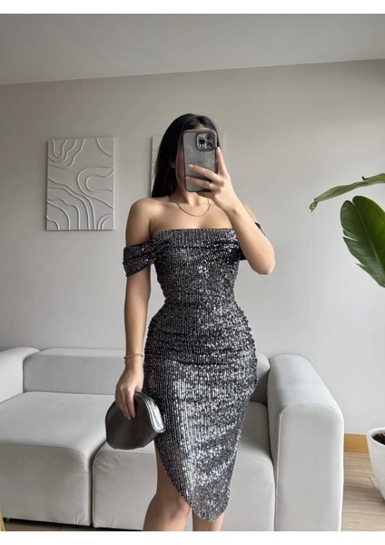 Degaje Yaka Midi Boy Astarlı Payetli Yırtmaç ve Drape Detaylı Elbise