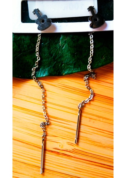 Gümüş Renk Metalik Gitar Figürlü Sallantılı Küpe