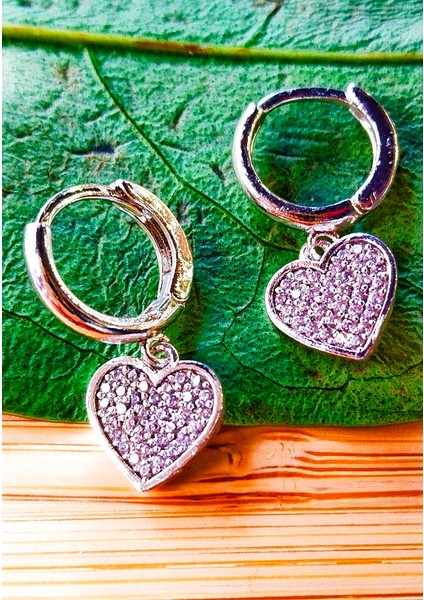 Gümüş Renk Lüks Gösterişli Kalp Figürlü Küpe