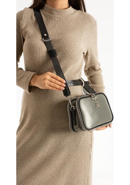 Çapraz Askılı Kadın Omuz Çantası 25*15 cm Vegan Deri Mega Bag Postacı Çanta Suni Deri fiyatları