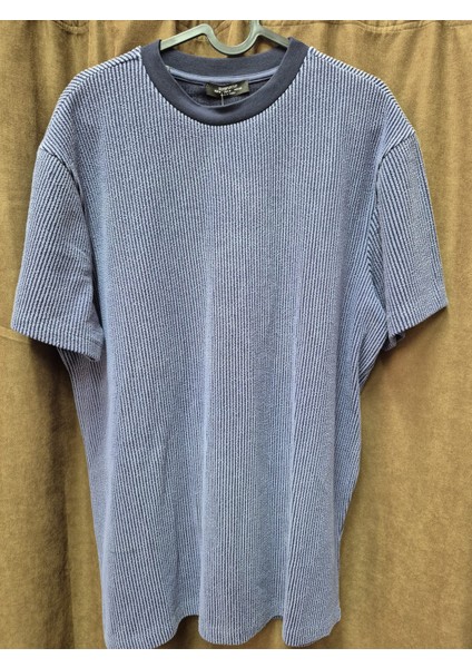 Erkek Dokulu Bisiklet Yaka Tişört – Lacivert Ribanalı Yaka Detayı