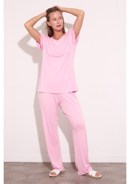 Yakası Dantel Detaylı Pijama Takımı fiyatları