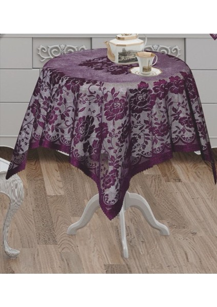 Mor Renkli Güllü Desenli Örme Fiskos Örtüsü, Şık ve Zarif Dekoratif Seçim.