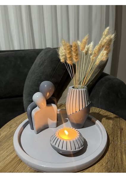 Şık Gri Dekoratif Sevgili Biblo ve Vazo Seti, Evinizde Zarif Dokunuşlar Sağlar.