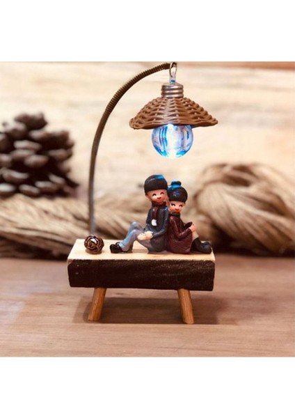 Renkli Sokak Lambası Altında Romantik Sırt Sırta Oturan Işıklı Biblo