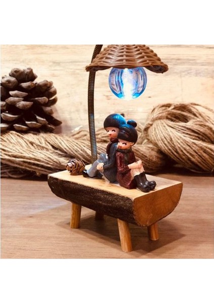 Renkli Sokak Lambası Altında Romantik Sırt Sırta Oturan Işıklı Biblo fırsatları