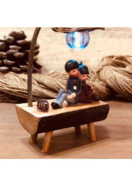 Renkli Sokak Lambası Altında Romantik Sırt Sırta Oturan Işıklı Biblo indirimleri