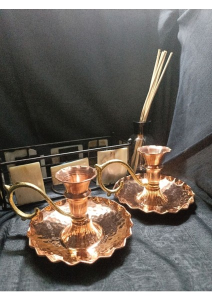 Iki Adet Parlak Bakır Şamdan ve Mumluk, Şık ve Göz Alıcı Tasarım