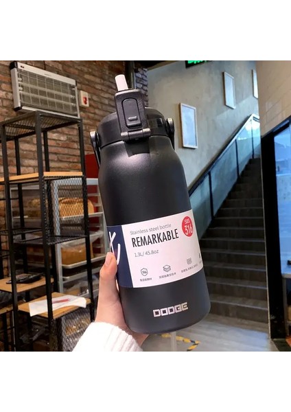 Büyük Kapasiteli Termo Şişe Taşınabilir Termal Kupa Termos Su Şişesi Tumbler Termos Dış Mekan Yalıtımlı Paslanmaz Çelik Kupa Kapasite: 1300ML/RENK: Siyah (Yurt Dışından)