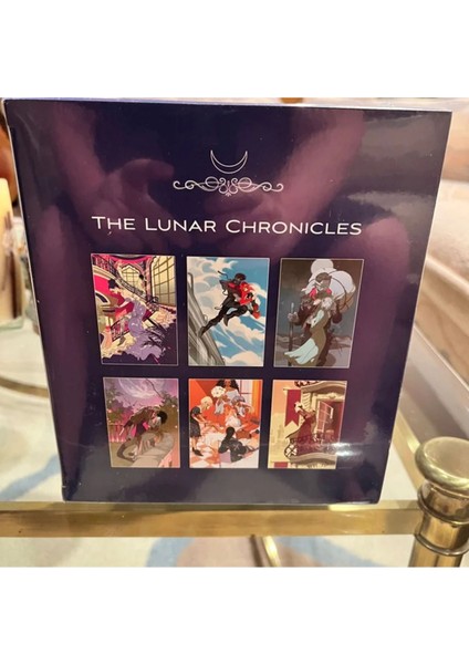The Lunar Chronicles Boxed Set: Cinder, Scarlet, Cress, Fairest, Stars Above, Winter modelleri