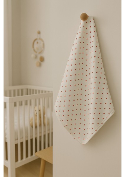 Kırmızı Kalpli Pamuklu Bebek Battaniyesi 80X90 Cm, Yumuşak ve Doğal Konfor Sağlar