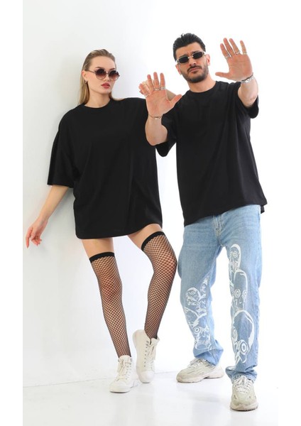 Unisex Pamuk Kaliteli Oversize Siyah Tişört – Şık Rahat Günlük Kombin