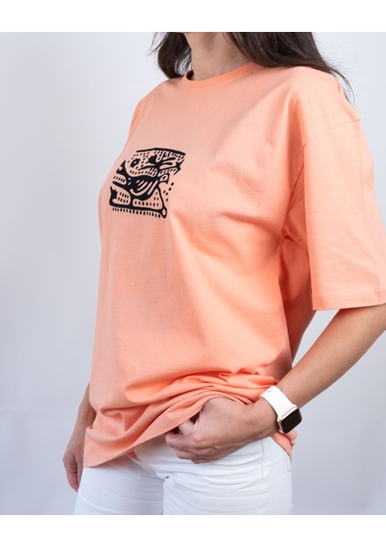 Keklik Desenli Oversize Taş Baskı Tişört (Yavruağzı) – %100 Ege Pamuğu modelleri