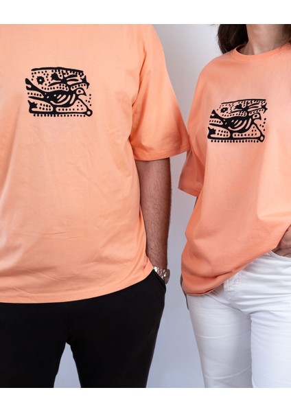 Keklik Desenli Oversize Taş Baskı Tişört (Yavruağzı) – %100 Ege Pamuğu fırsatları