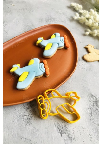 Sarı Uçak Temalı Kurabiye Kalıbı, Eğlenceli ve Kolay Kullanım fiyatları