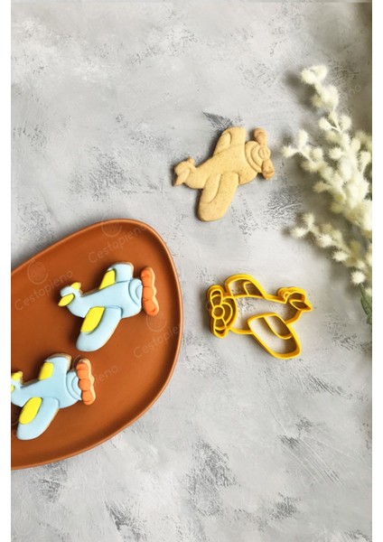 Sarı Uçak Temalı Kurabiye Kalıbı, Eğlenceli ve Kolay Kullanım modelleri