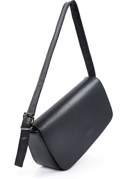 Siyah Kapaklı Baget Çanta