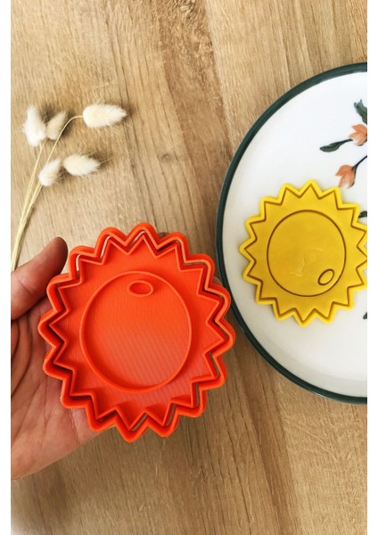 Turuncu Güneş Temalı Kurabiye Kalıbı, Eğlenceli ve Şık Pişirme Aksesuarı