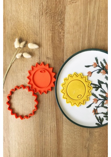 Turuncu Güneş Temalı Kurabiye Kalıbı, Eğlenceli ve Şık Pişirme Aksesuarı modelleri