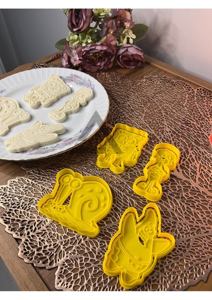 Neşeli Karakterler Temalı 4'lü Kurabiye Kalıbı Seti