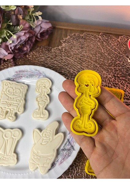 Neşeli Karakterler Temalı 4'lü Kurabiye Kalıbı Seti