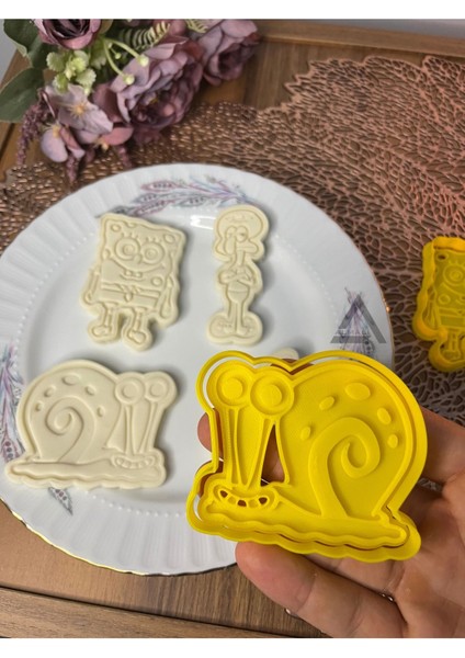 Neşeli Karakterler Temalı 4'lü Kurabiye Kalıbı Seti