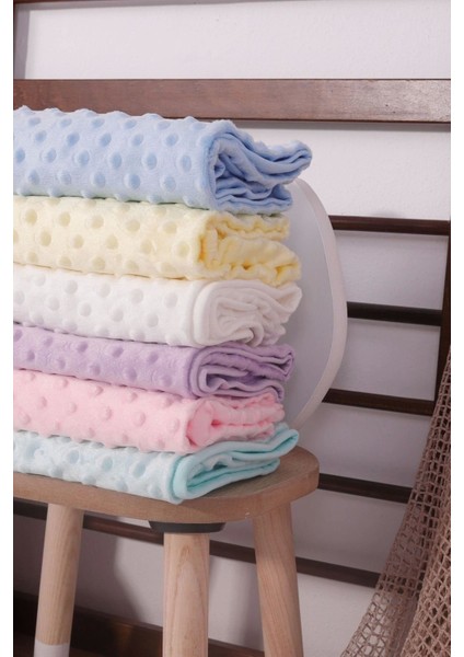 Renkli ve Yumuşak Bebek Battaniyesi, Sıcak ve Konforlu Kullanım Sağlar.