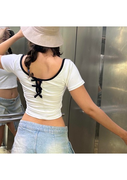 Beyaz Siyah Yaka Fiyonklu Sırt Bağcıklı Kısa Kollu Crop indirimleri